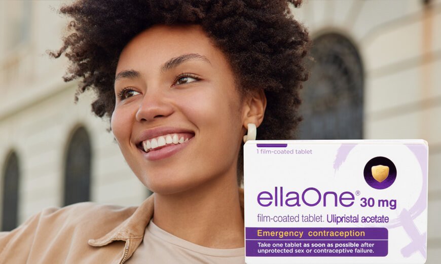 Donna sorridente con una confezione di compresse rivestite con film di ellaone 30 mg